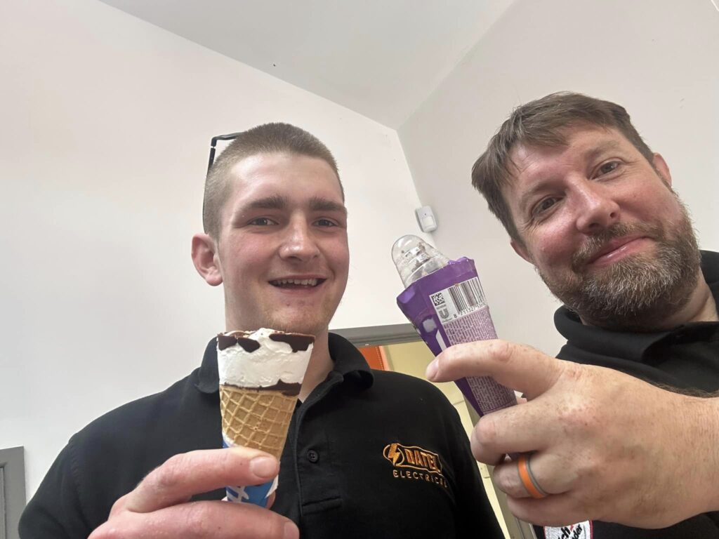 Electricians-with-ice-creams