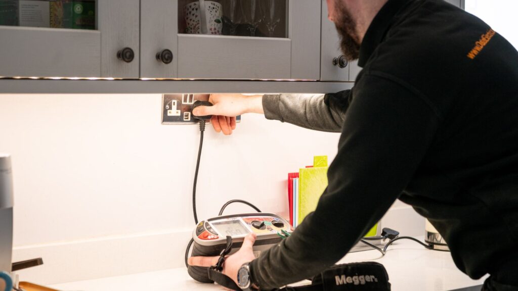 Finding a Reliable Electrician in Newton Abbot and Torquay What to Look For